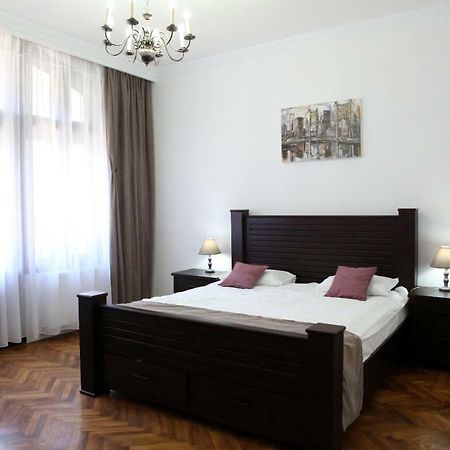 Aleea Teilor Hotel Cîmpulung Kültér fotó